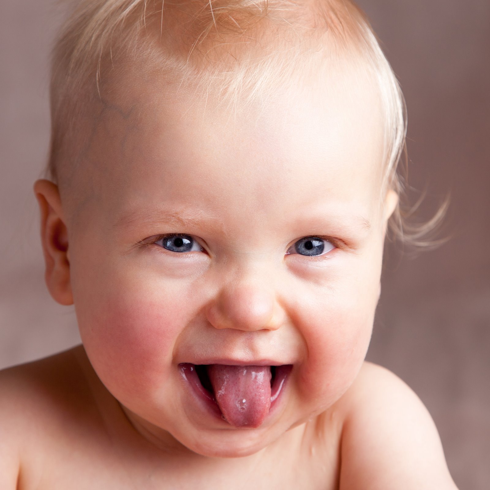 http://4.bp.blogspot.com/-ypMsKKOsXXw/Td0t-OgI3wI/AAAAAAAAIOY/CwXpCKYDXQs/s1600/bodie%2Bsmile%2Btongue1648.jpg