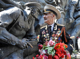 Veterano RUSO WWII EN EL MONUMENTO DEL DÍA DE LA VICTORIA EN KIEV