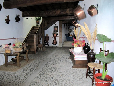Zaguán de una de las típicas casas con soportales de la Plazuela de los Tres Chorros Zaguan Casa Tipica Guadalupe, Caceres