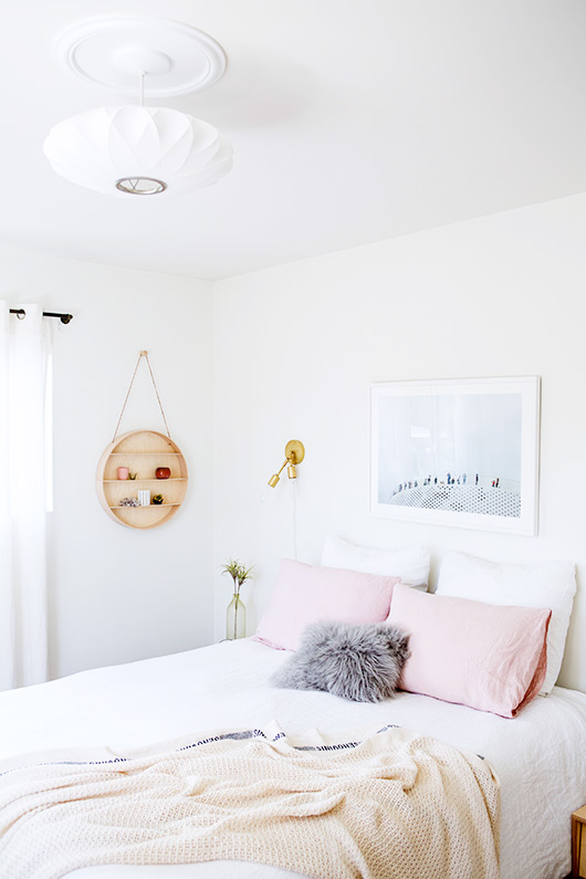 Antes y después de una habitación en tonos neutros . La Garbatella