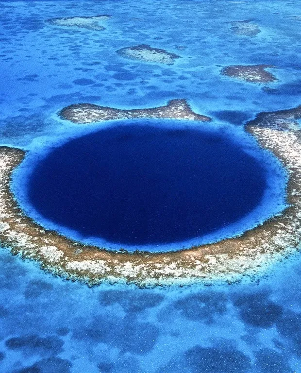  The Great Blue Hole 