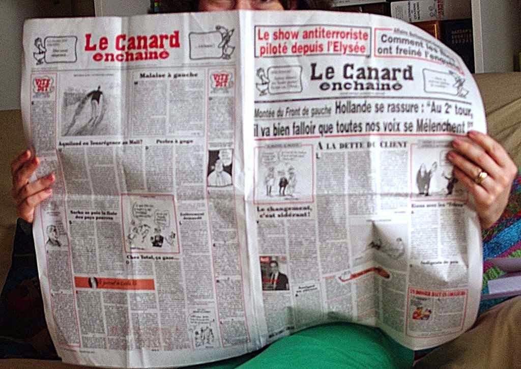 Le Canard Enchaîné: um héroi vitorioso berrando contra aquilo que a grande mídia glorifica. Assim virou o jornal que não descolou de seu público e seu público não descola dele. Le Canard Enchaîné: um héroi vitorioso berrando contra aquilo que a grande mídia glorifica. Assim virou o jornal que não descolou de seu público e seu público não descola dele.