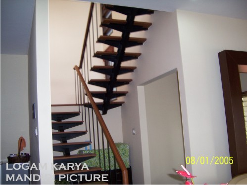 Railing ini terbuat dari besi hollow 3x6 tebal 1,2 mm untuk pegangan