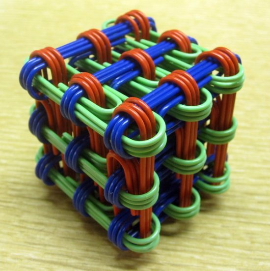 As intrincadas esculturas matemáticas e geométricas feitas de materiais de escritório de Zachary Abel Zachary Abel esculturas matemáticas geométricas de objetos de casa e escritório em esferas bagunçadas