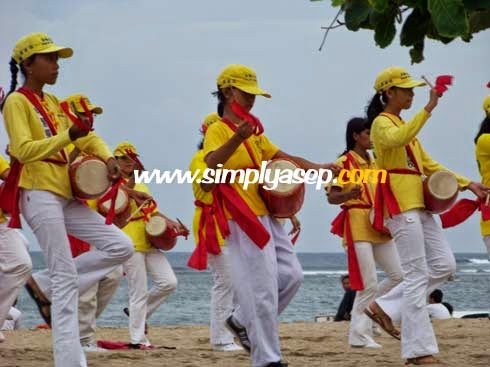 Falun Dafa atau Falun Gong sedang berlatih di Sanur Bali, 2008 Falun Dafa atau Falun Gong sedang berlatih di Sanur Bali, 2008