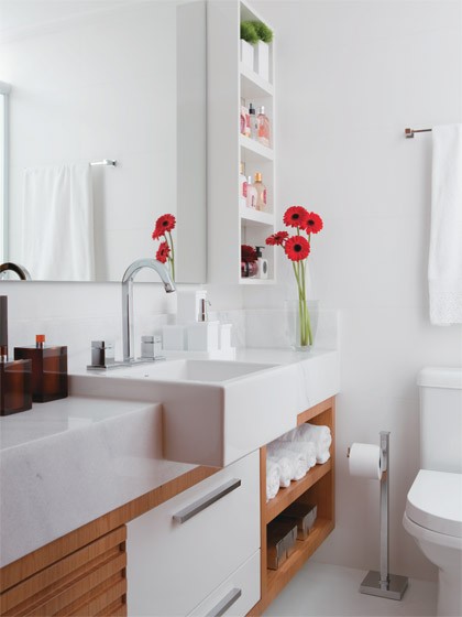 decoracao armario banheiro:Ambientes pequenos: Banheiro social: Simples e elegante decoracao armario banheiro:Ambientes pequenos: Banheiro social: Simples e elegante