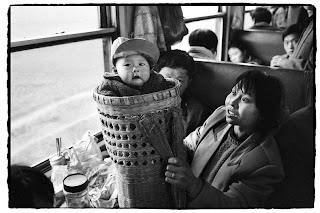 Foto BW Paling Unik, Penumpang Kereta di China 