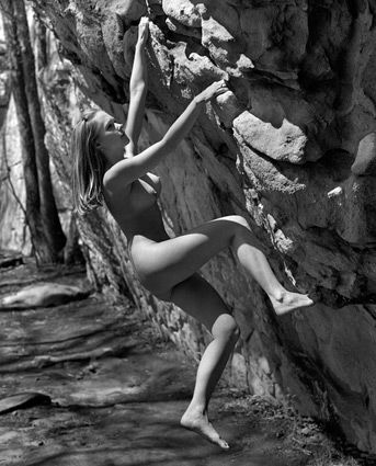 Dean Fidelman stone nudes mulheres escalando pelada nua natureza calendário sensual NSFW
