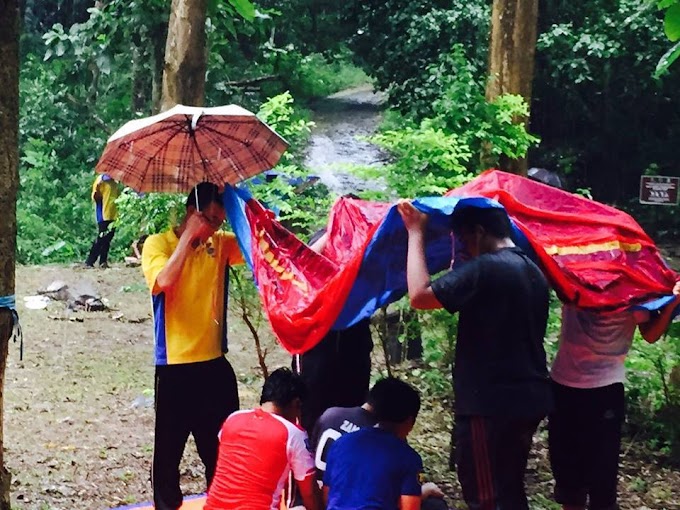 Respek! Mahasiswa Non Muslim Lindungi Kawan dari Hujan Semasa Solat!