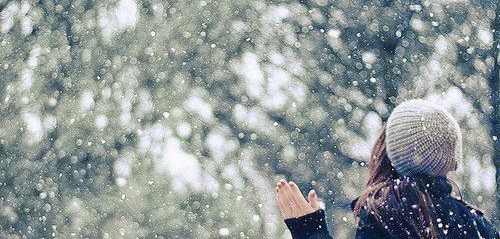 Hình ảnh tình yêu mùa đông đẹp nhất Ảnh cô gái đứng dưới tuyết trắng mùa Đông