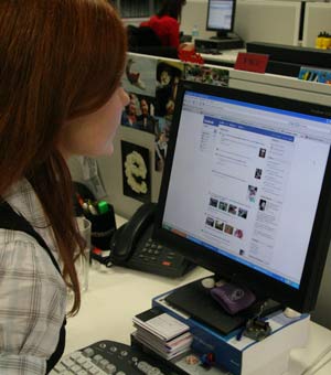 Kumpulan Status Facebook yang Super Kocak ~ Jangkrik Virtual