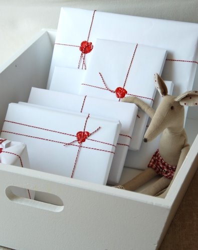 Black Tag Diaries Top 10 Gift Wring Tips I M Convinced That You Don T Have To Know How Tie Extravagant Bows And Own Expensive Paper Tags Create Beautiful Gift Wring Sometimes The Most