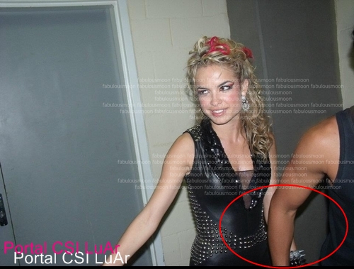 LuAr de mãos dadas em show.