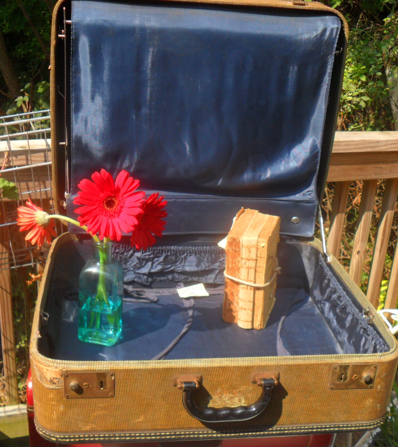 Katecreativesalvage DECORATING WITH SUITCASES OF THE PAST