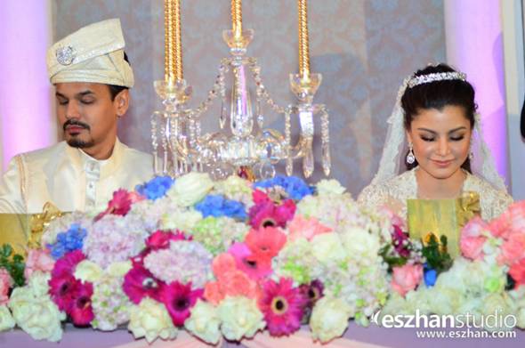 Suasana dewan yang dihiasi dengan paduan bunga berwarna tampak
