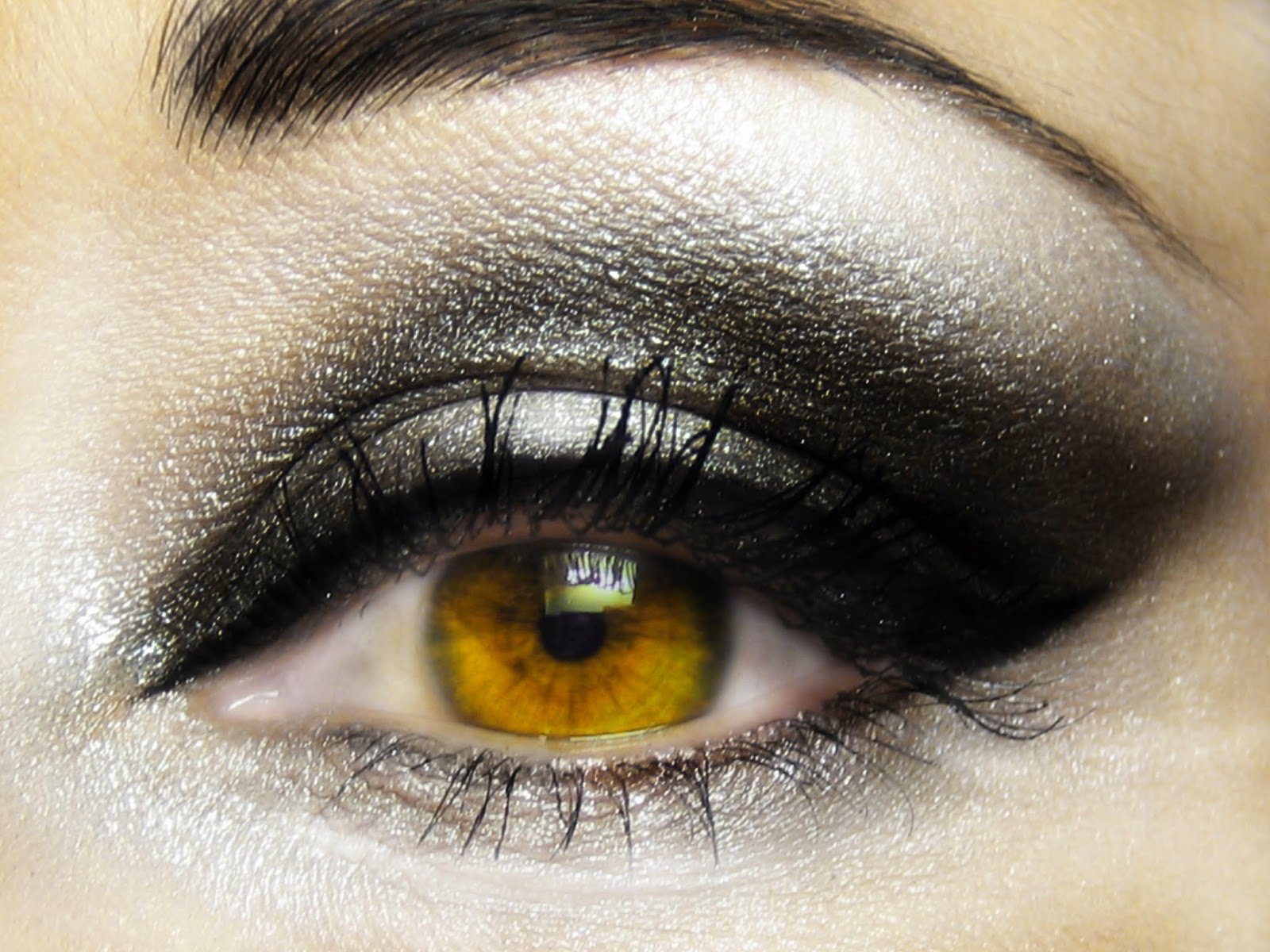 Ojo muy maquillado ojo muy maquillado