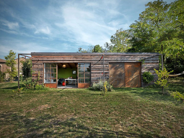 Hogares Frescos: Casa de Campo Contemporánea Tocada por el Sol, en Zona