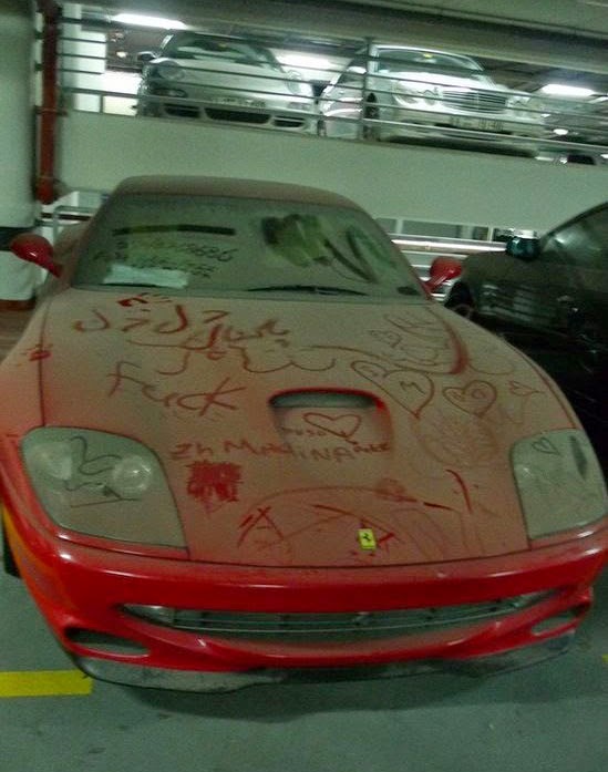 Dubai un cementerio de coches de lujo abandonados Al Minuto