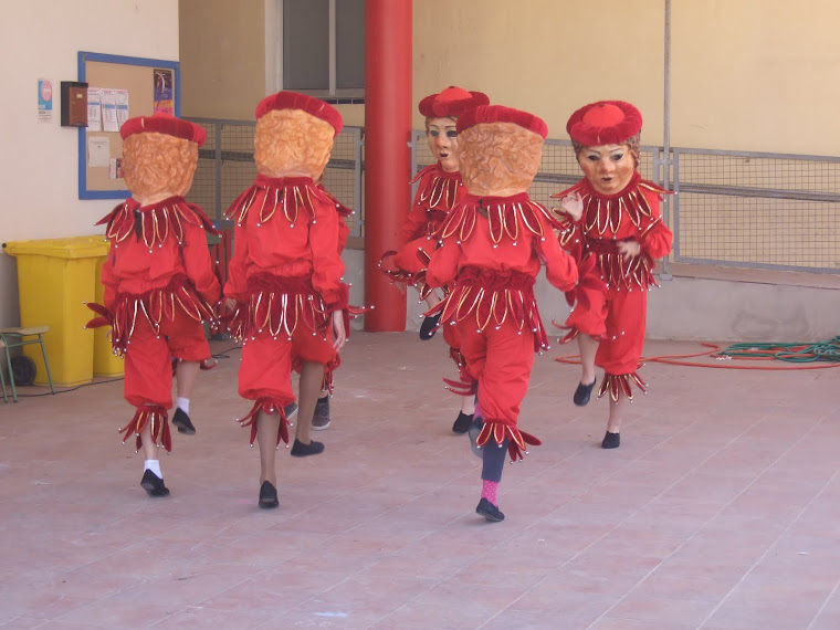 05/05/2011 Venen a ballar a l'escola els Nanets de la barriada de Fartàritx.
