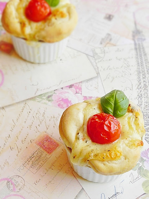 Aperitiv cu mozzarella si rosii cherry