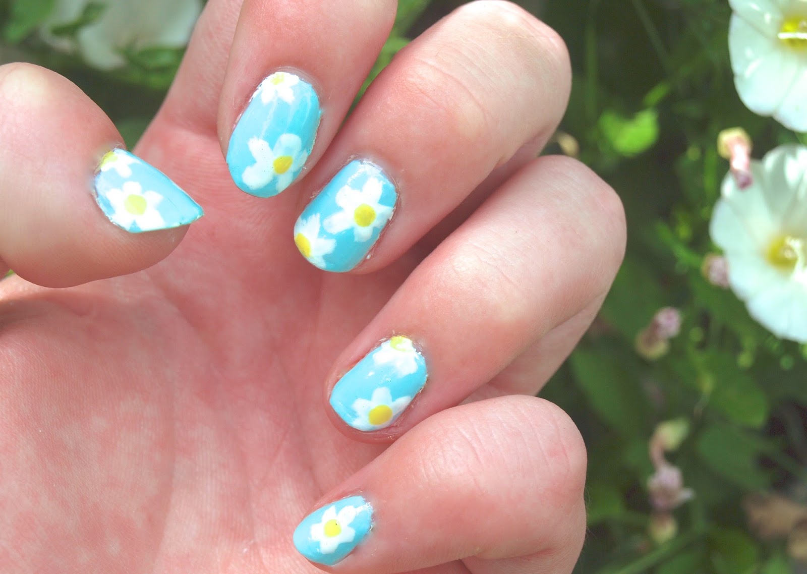 10 Delightful Daisy Nail Designs