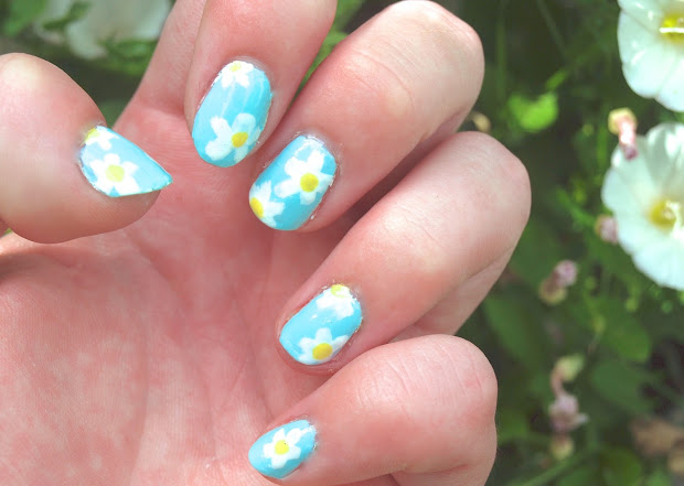 delightful daisy nail design