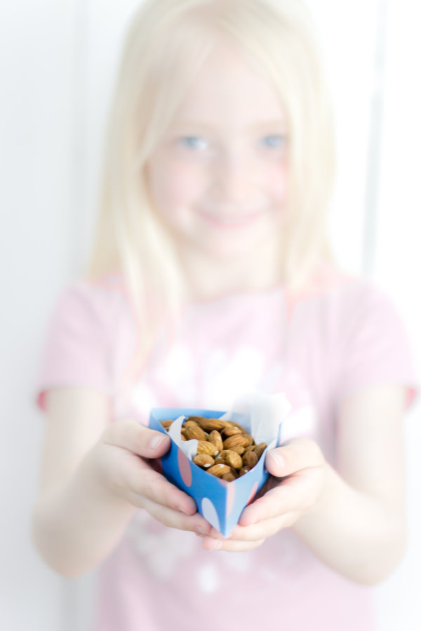 Mandeln schmecken groß und klein, besonders aus der selbst gebastelten Schachtel! Mandeln schmecken groß und klein, besonders aus der selbst gebastelten Schachtel!