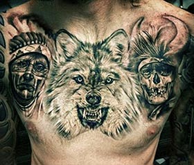 Foto de lobo tatuado no peito