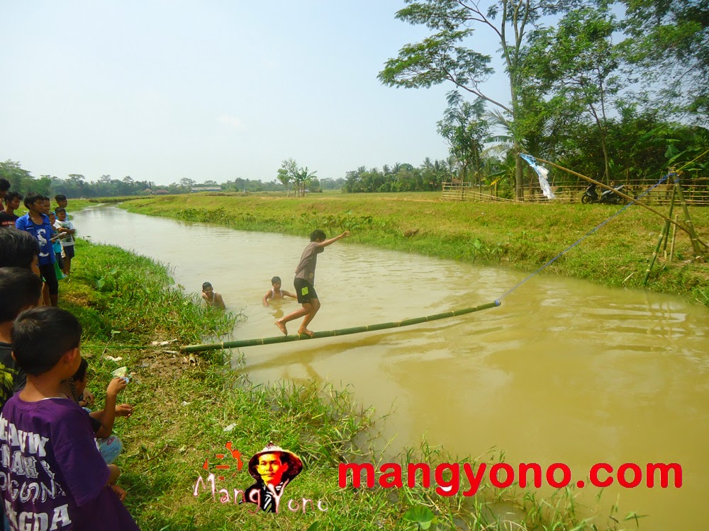 Seorang peserta diatas jembatan goyang dengan menjaga keseimbangan badan Seorang peserta diatas jembatan goyang dengan menjaga keseimbangan badan