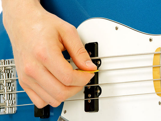 Belajar Bermain Bass Gitar Menggunakan Pick Bass Belajar Musik