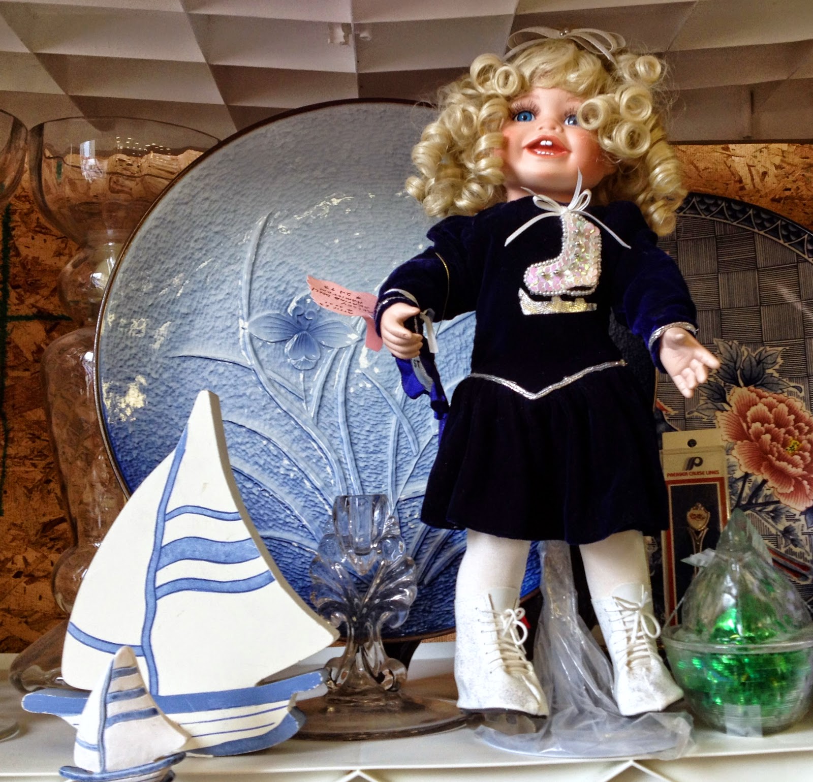 Antique store. / Антикварная лавка В детстве я любила перебирать и наводить порядок в бабушкиных сундуках. То, что я навожу порядок бабушка не понимала, и ругалась, что я все раскидываю. А я дожидалась когда бабушка выйдет из дома и "ныряла" в сундук. Как там было интересно: ткани, кружева, платья бабушкиной молодости и всякие-разные мелочи, приятные для женской души. Наряжалась и кружилась перед зеркалом, представляя себя взрослой барышней. Уставшая от тяжкой женской доли, засыпала на дне сундука, вдыхая аромат смеси духов с нафталином и дерева.