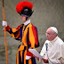 El Papa despidió al comandante de la Guardia Suiza