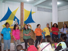 As educadoras representaram o arco-íris