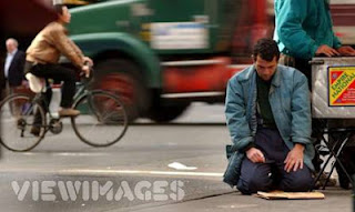 Shalat di samping truk pengangkut makanan.