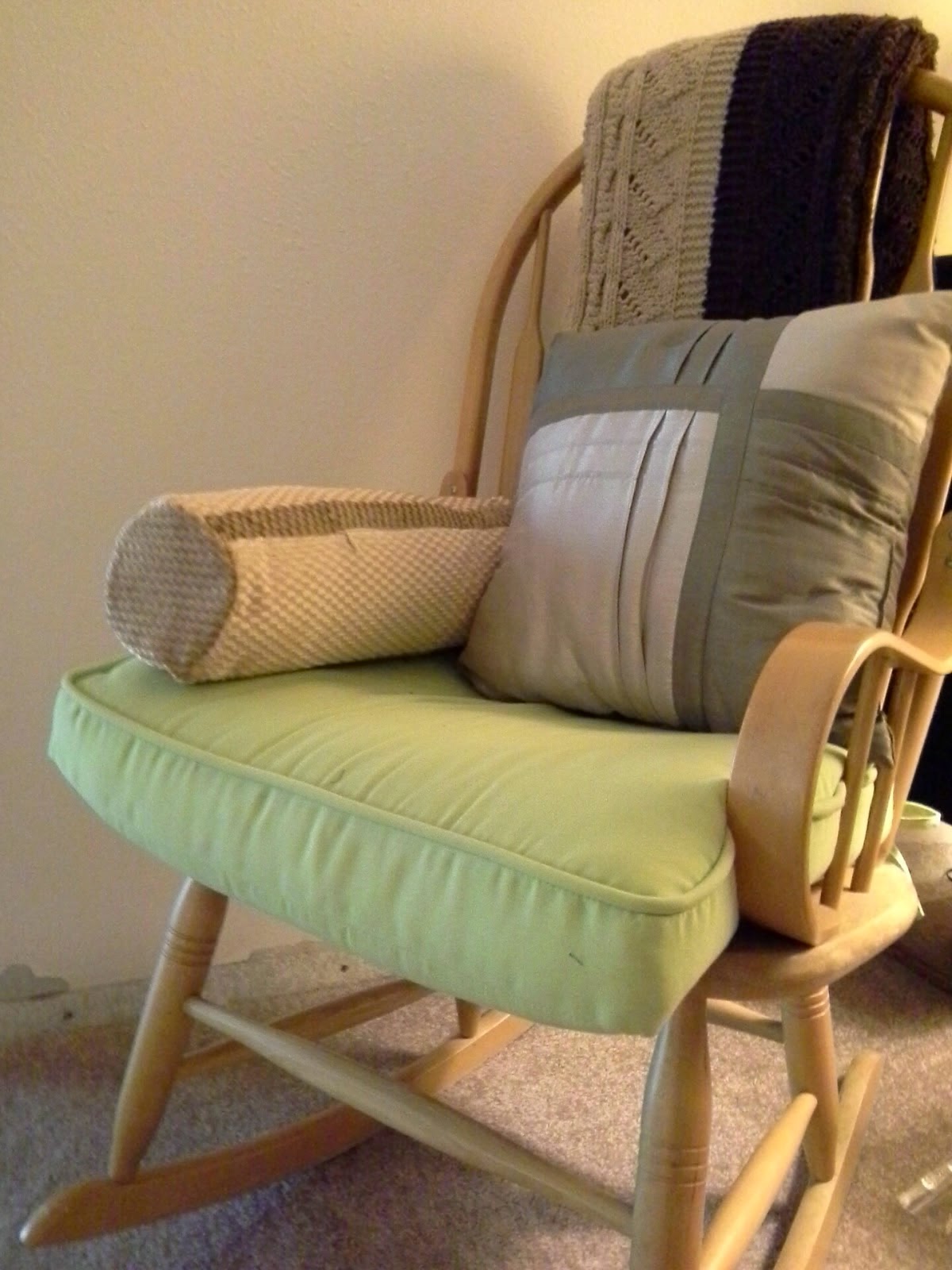 SewCrafting How to sew round bolster pillow cover.