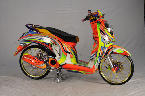 Yup Scoopy ini cuma bermain Airbrush grafis dengan corak dan warna title=