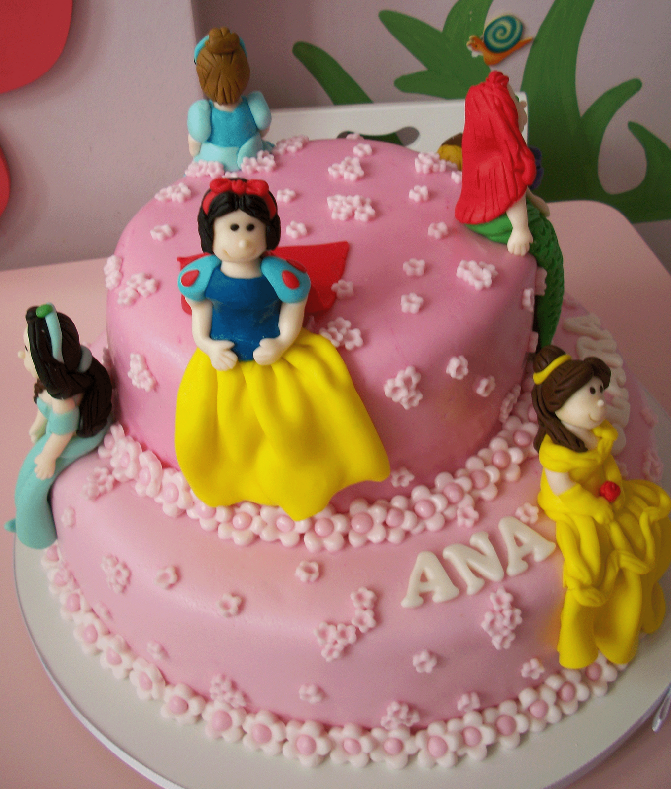 Padaria Sabor & Arte - Mais um bolo saindo para Princesa Dudinha !! 6 anos  juntos neste dia de festa!!! 🎂✨🍾🥂🎉🎁🎈#bolo #princesas #disney #love  #Sabor #Arte