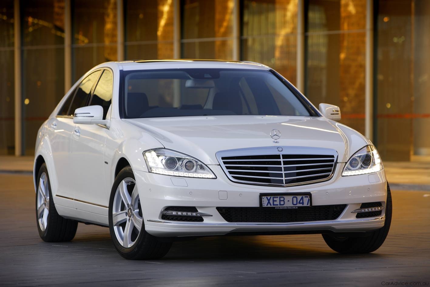 http://4.bp.blogspot.com/-zJWVEgpvlCU/TZmJ8X3vXFI/AAAAAAAAyg4/tqXpPbBcEGY/s1600/2009-Mercedes-Benz-S-Class-12.jpg