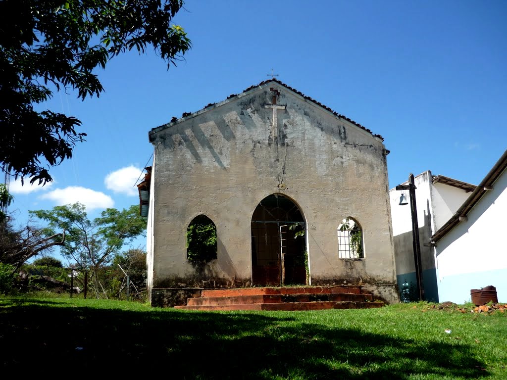 A criança tem um lugar purulento na cara como
