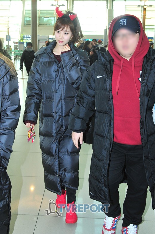 [PIC][24-12-2012]SNSD khởi hành đi Nhật Bản vào sáng nay + 8 thành viên đeo bờm giáng sinh trước sân bay + Sunny vắng mặt vì ốm %EA%B3%B5%ED%95%AD+(40)