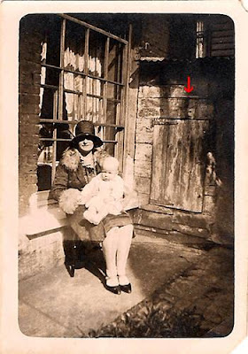 Real Ghost Photo: Top Hat Ghost
