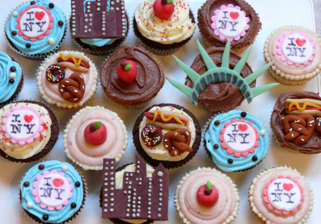 http://4.bp.blogspot.com/-zNNdMhVewKM/TduspF6uNCI/AAAAAAAAAX8/H1itH8Asu1w/s1600/i%2Blove%2Bnew%2Byork%2Bcupcake%2Bnyc%2Bsprinkles%2Bcute%2Bglee%2Bhotdog%2Bapple%2Bstatue%2Bof%2Bliberty.jpg