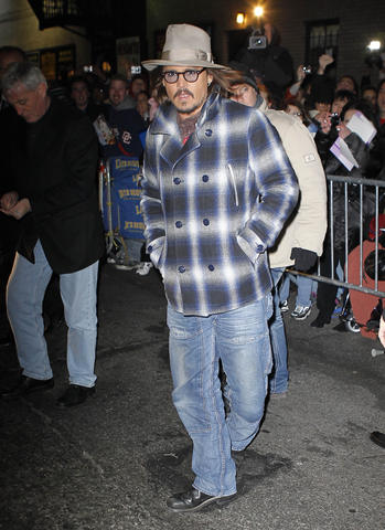 海外セレブ アーティストのファッション Celeb Choice チェック柄が映えるpコートをユルめデニムで引き立てる Johnny Depp ジョニー デップ