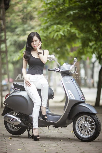 Người đẹp khoe vòng một căng tròn bên moto