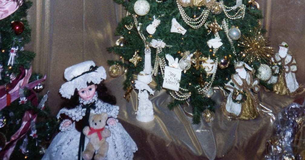 urbanchristmas decorating ideas what goes under the urbanchristmas decorating ideas what goes under the