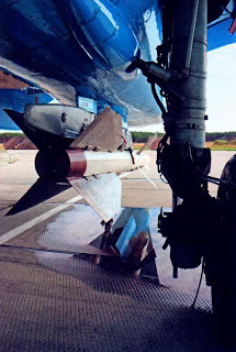 Правая основная опора и пилон с подвешенной ракетой Р-27ЭР 