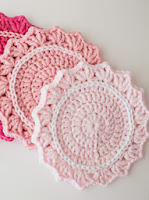 http://translate.googleusercontent.com/translate_c?depth=1&hl=es&rurl=translate.google.es&sl=en&tl=es&u=http://crafts.tutsplus.com/tutorials/make-a-set-of-five-gorgeous-crocheted-coasters--craft-4819&usg=ALkJrhj7sGgTQIHTPJL69zSZMym2vP8skA