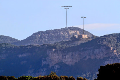 Zoom, des de l'alçada de Cal Conill Xic, al mas El Puig. Aquest es troba situat sobre els Cingles de Capolat i dins el terme homònim. Observem la coberta a quatre vessants i les galeries o porxos de la façana sud-est Zoom, des de l'alçada de Cal Conill Xic, al mas El Puig. Aquest es troba situat sobre els Cingles de Capolat i dins el terme homònim. Observem la coberta a quatre vessants i les galeries o porxos de la façana sud-est