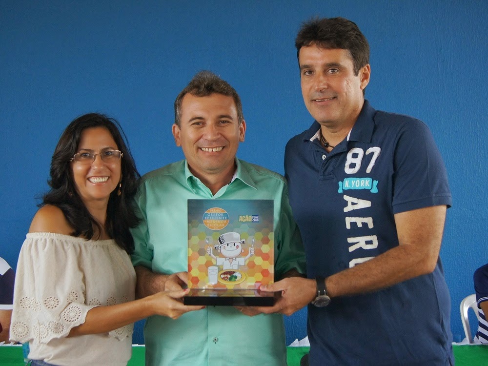 Agenor Neto foi prefeito durante oito anos. Ele recebeu a comenda Gestor Eficiente da Merenda Escolar das mãos do prefeito Aderilo Alcântara (PRB), seu sucessor, e da secretária de Educação, Benildes Uchoa. (Foto: Luiz Vasconcelos)