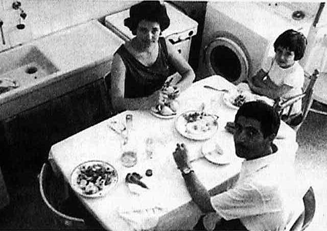 PEQUEÑAS LECCIONES DE DISEÑO: 23. MESA EN EL CENTRO DE LA COCINA